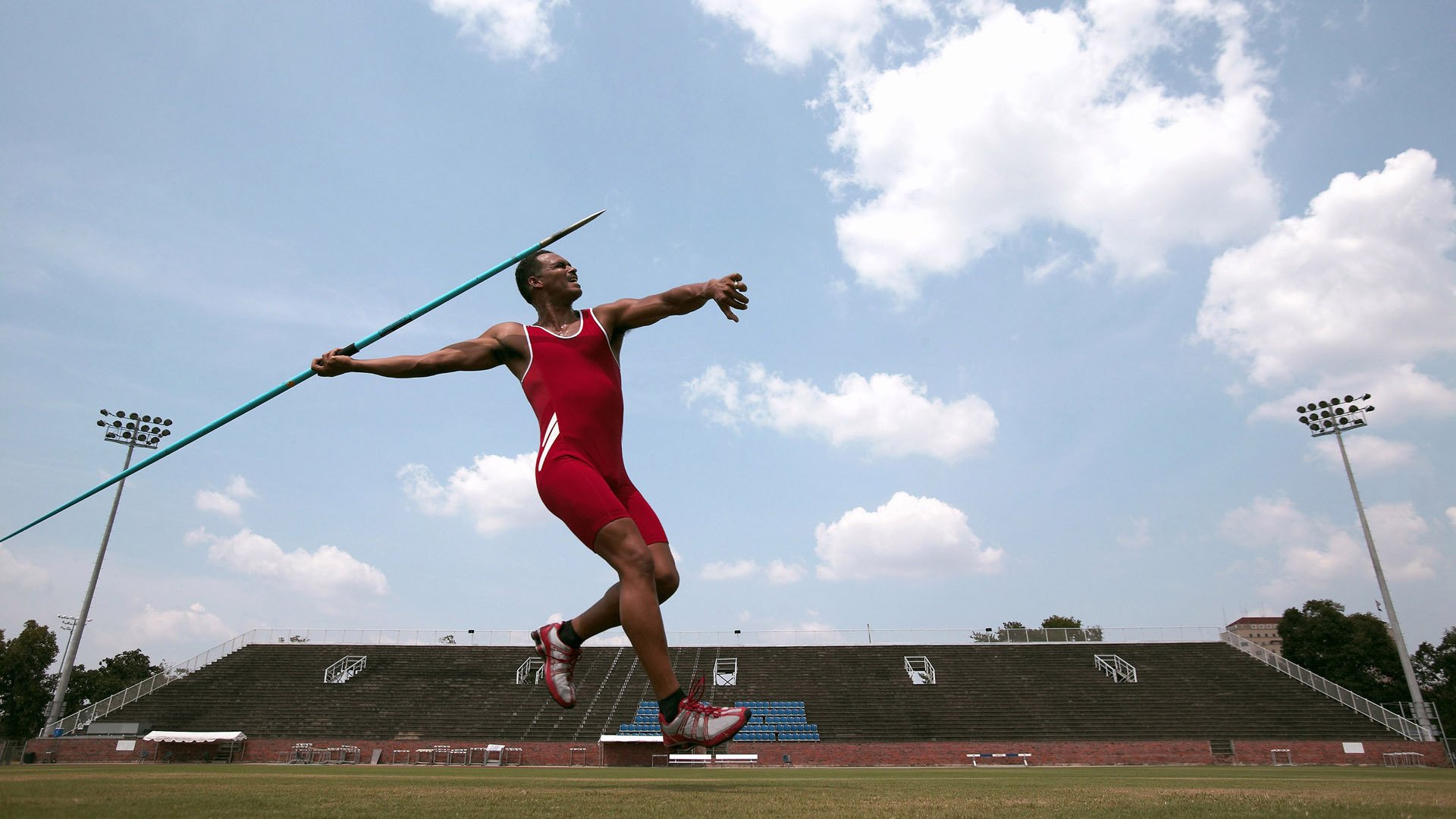 足球金球奖预测:梅西、哈兰德、姆巴佩谁能最终捧杯?,金球奖2021足球