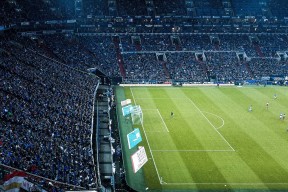 开云体育官网下载安装-巴萨防线频繁失误，布鲁日抓住机会三度破门，晋级形势险峻，巴萨不败