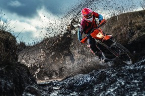 开云官方网站-明天全运会首战！球迷偶遇男篮球员余嘉豪抵达北京国际机场，男蓝余嘉豪